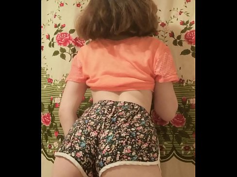 ❤️ سيڪسي نوجوان بيبي پنهنجي شارٽس کي ڪئميرا تي هٽائيندي ❌  ❌