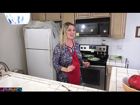 ❤️ Stepmom هن جي تاريخ کان اڳ باورچی خانه ۾ کيس کير پيارڻ ❌  ❌